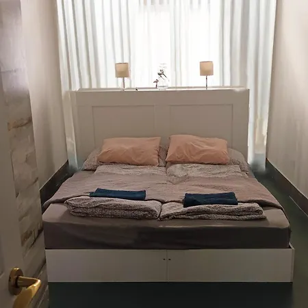 Modern Stylish 2 Bedroom Appartement *