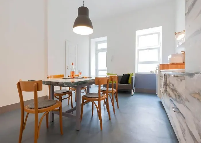 Modern Stylish 2 Bedroom *